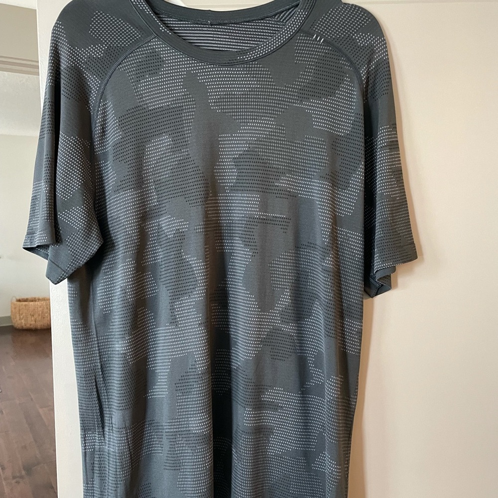 Men’s lululemon camo metal vent tech short sleeve